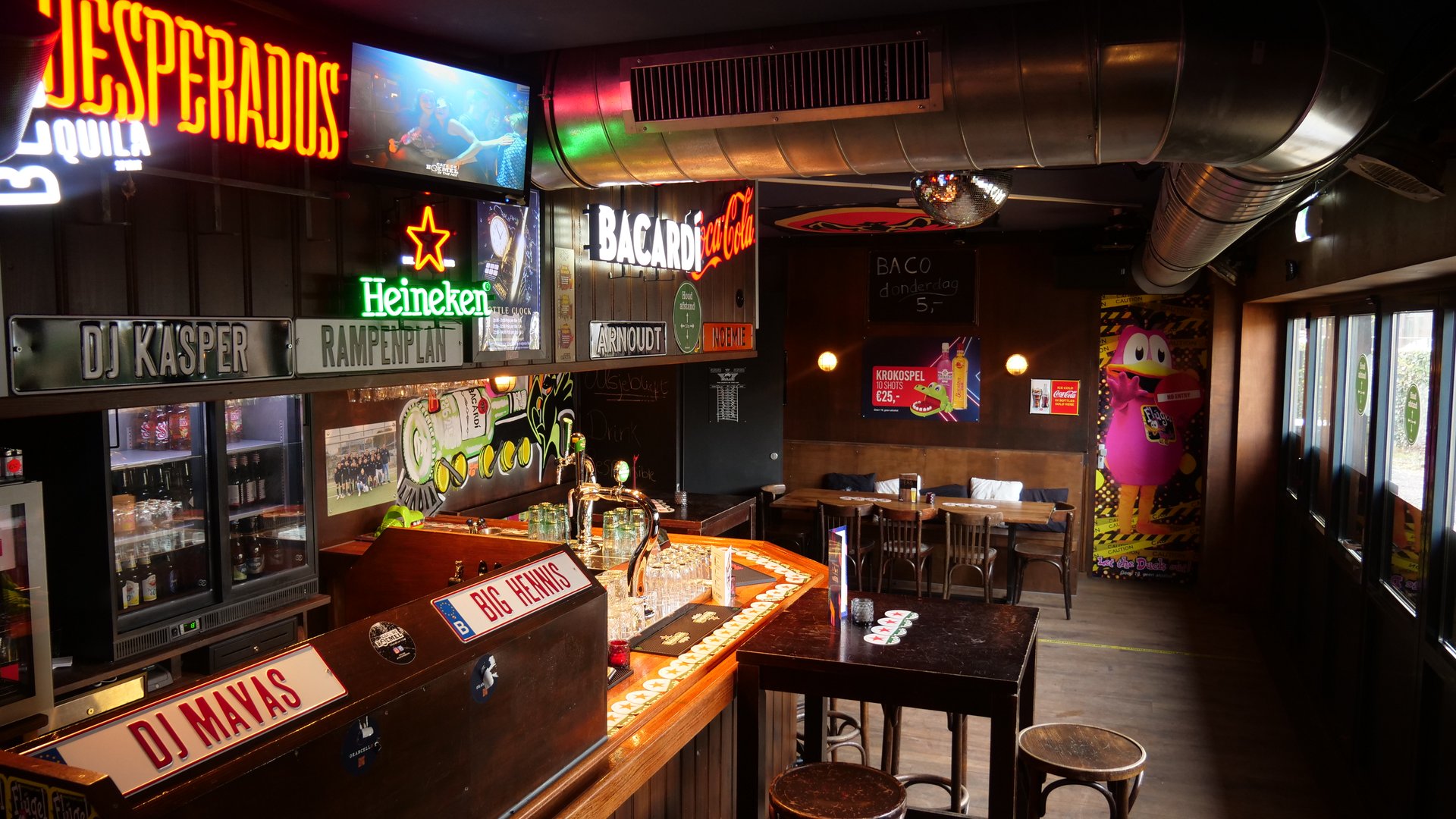 Bar en nachtclub personeel gebruikt de Digitale Kroeg app